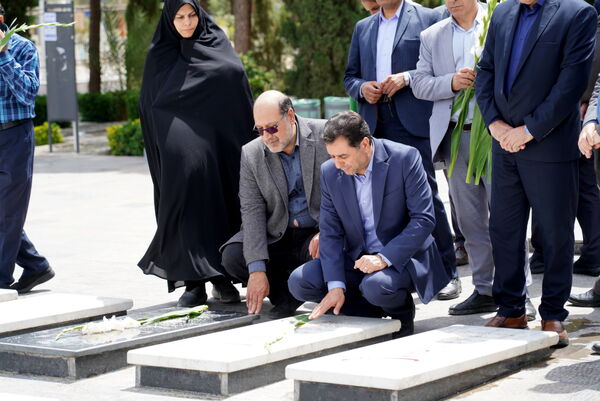 مراسم عطرافشانی قبور مطهر شهدا باحضور مدیرکل آموزش‌وپرورش استان اصفهان