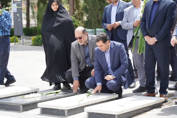 مراسم عطرافشانی قبور مطهر شهدا باحضور مدیرکل آموزش‌وپرورش استان اصفهان