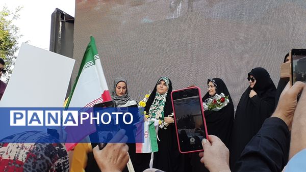 جلوه‌هایی از اجتماع مردم بجنورد در تجلیل از بانوی شجاع رسانه ملی