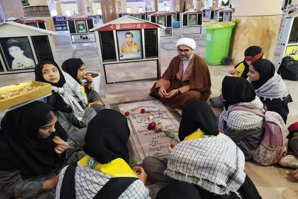 تجدید میثاق دانش‌آموزان دبیرستان رضوان بوشهر با شهدا