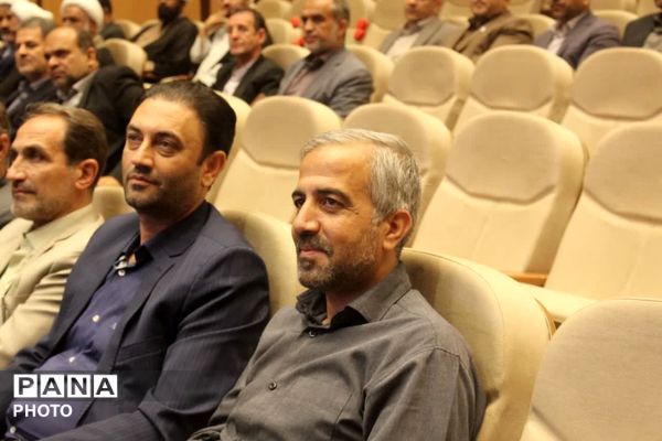 رونمایی از نخستین جلد دانشنامه دفاع مقدس استان قم