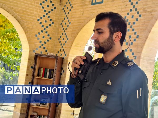 ادای احترام به شهدا توسط دانش‌آموزان دبیرستان فرهنگ ۱۳