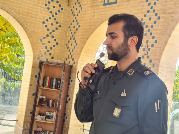ادای احترام به شهدا توسط دانش‌آموزان دبیرستان فرهنگ ۱۳
