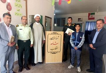 گرامیداشت هفته نیروی انتظامی در دبیرستان شاهد انقلاب آباده