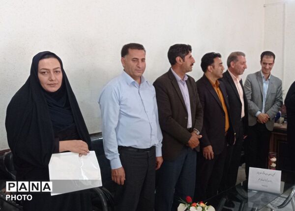تجلیل از معلمان و مدیران منتخب ابتدایی بیرانوند در آیین زنگ سپاس