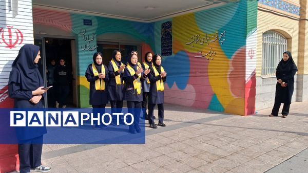 آغاز جشن‌های انقلابی مدرسه توسط پیشتازان 