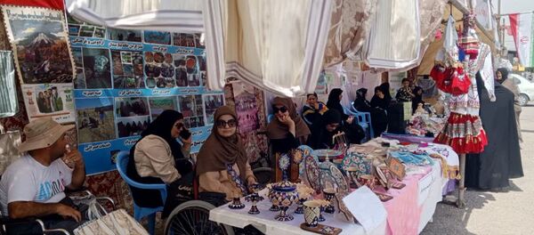 غرفه هنری دختران و مادران فاروجی در پارک وحدت 