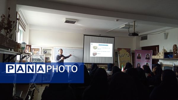 برگزاری جلسه مشاوره در راستای انتخاب رشته صحیح در آموزشگاه دخترانه هیأت امنای فرزانگان 