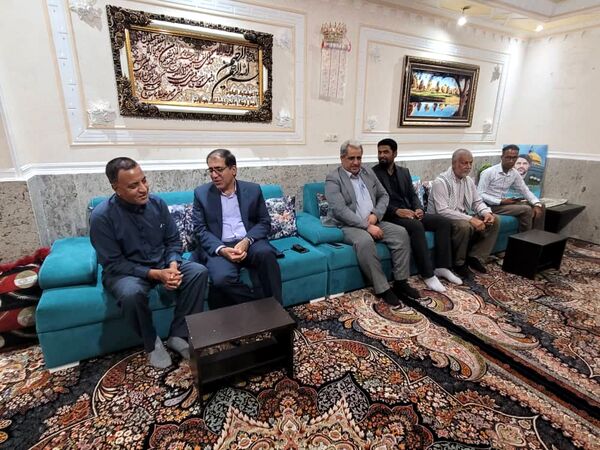 دیدار مسئولان آموزش و پرورش ناحیه یک بندرعباس با خانواده شهید رضا زارعی