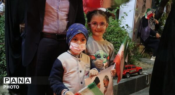 الله اکبر و پرچم ایران؛ نماد مقاومت نوجوانان همدانی در تجمعات شبانه
