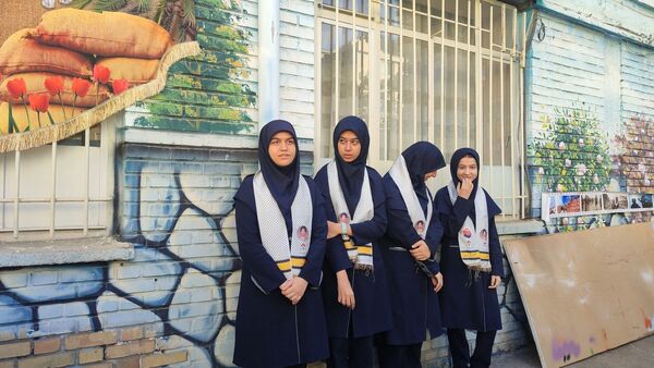 مراسم اعطای حکم و نشان فرماندهی بسیج دانش آموزی دبیرستان شاهد تکتم ناحیه۳