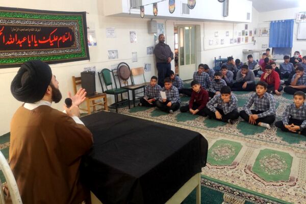 فیروزکوه؛ میزبان نماز جماعت و گفتمان‌های دینی در محیط مدرسه
