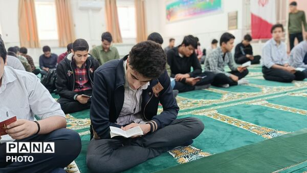 برپایی جلسه هفتگی زیارت عاشورا در دبیرستان شاهد مالک اشتر 