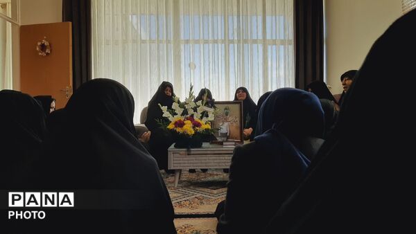  دیدار بانوان خادمیار و دانش‌آموزان از خانه شهید حسین حسینی  