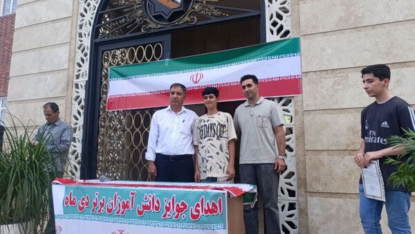 تجلیل‌ از دانش آموزان برتر دبیرستان پسرانه آوینی ۲ در سرای مهر و ادب 