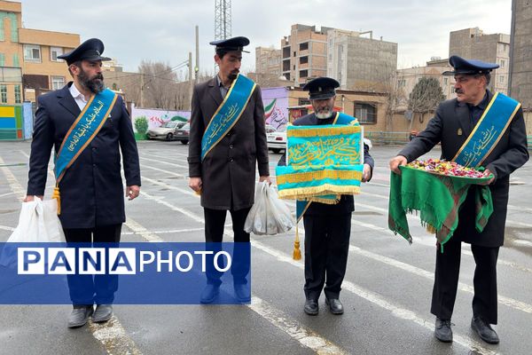 خادمان مسجد جمکران پرچم متبرک را به مدرسه شهید همت آوردند