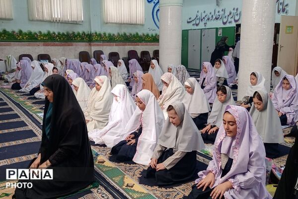 نماز جماعت و محفل انس با قرآن در دبستان شهید آقچه لو رباط کریم 