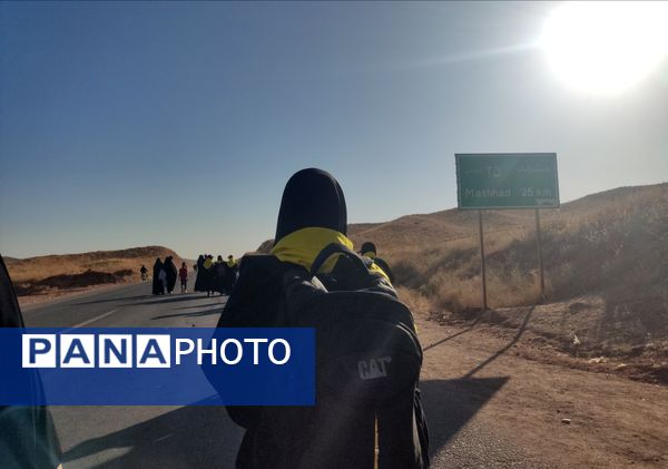 حرکت کاروان پیاده دختران دانش‌آموز نیشابوری به سمت مشهد