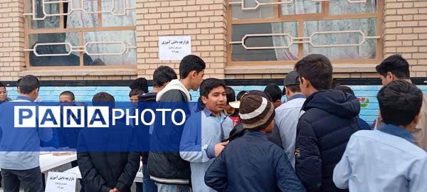 برگزاری بازار چه دانش‌آموزی دبیرستان پسرانه متوسطه اول آزادگان شهرستان کاشمر 