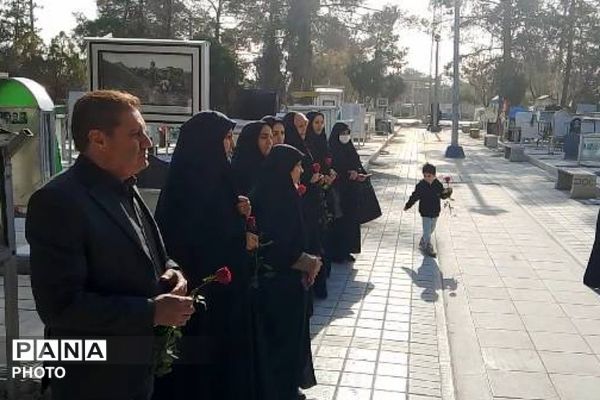 تجدید میثاق معاونین پرورشی، مربیان تربیتی و مشاورین مدارس کهریزک با آرمان‌های امام راحل و شهدا