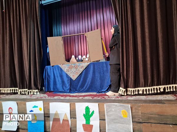 مسابقات نمایش خوانی و تئاتر خیابانی دختران در شهرستان کاشمر 