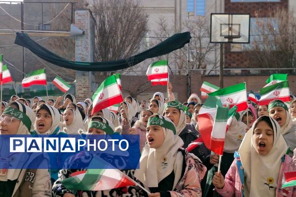 آیین نواخته شدن زنگ انقلاب اسلامی در مدرسه آیت‌الله خامنه‌ای قرچک