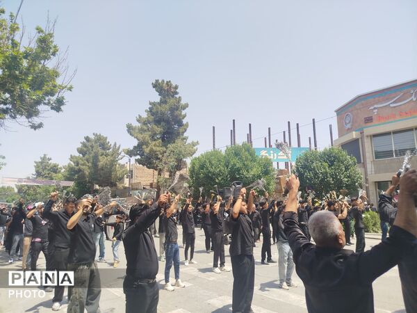 خیابان امام در روز تاسوعای حسینی حال و هوای دیگری میدهد 
