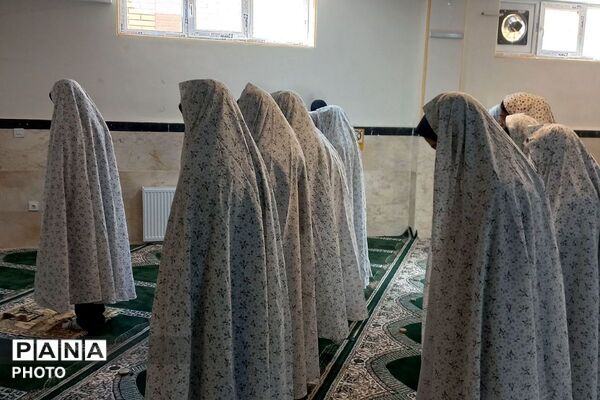 نماز جماعت در مدرسه پرنیان