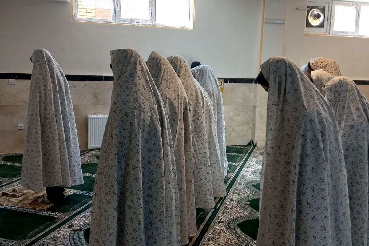 برگزاری نماز جماعت در مدرسه پرنیان
