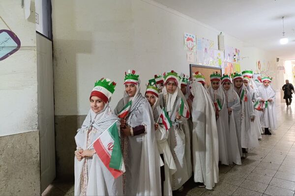 مراسم دهه فجر و برگزاری نمایشگاه دست‌سازهای دانش‌آموزی در دبستان شیخ کلینی