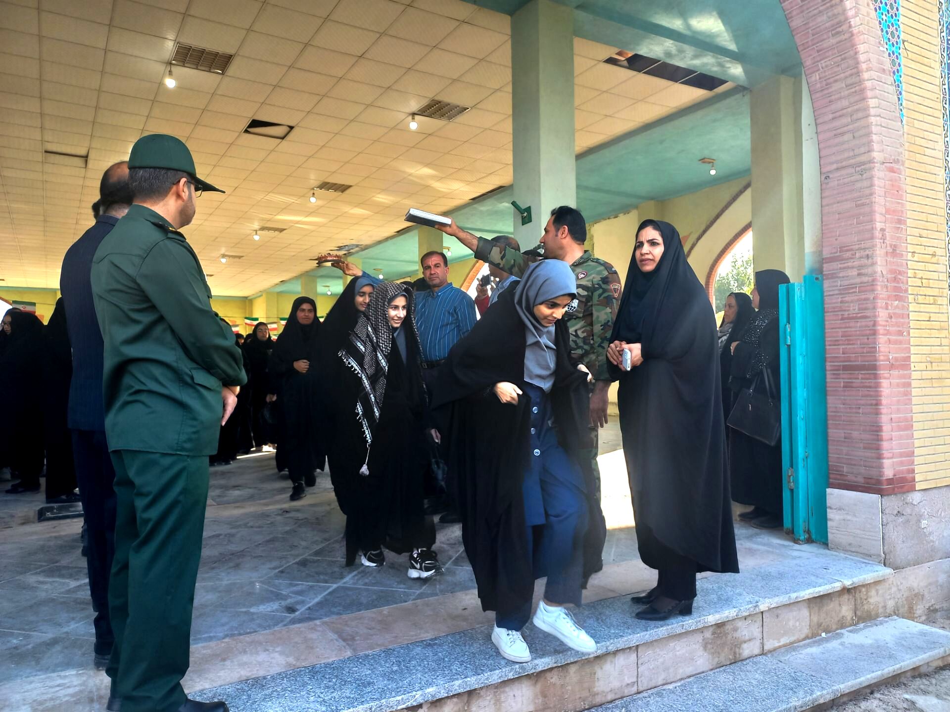 اعزام ۲۵۰ دانش آموز دختر تنگستانی به اردوی راهیان نور 