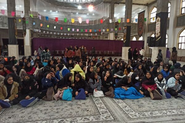 مدرسه شهید لطفی بهارستان‌دو میزبان جشن دهه فجر 