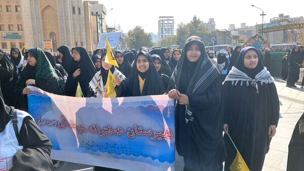 دانش‌آموزان پرچمداران استکبارستیزی در ۱۳ آبان