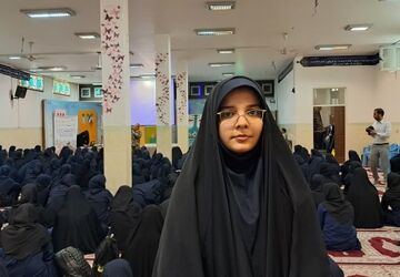 دانش‌آموزان دبیرستان دخترانه ریحانه النبی پای روایت دفاع مقدس نشستند