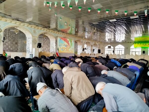 اقامه نماز جماعت بعد از  راهپیمایی در کاشمر 