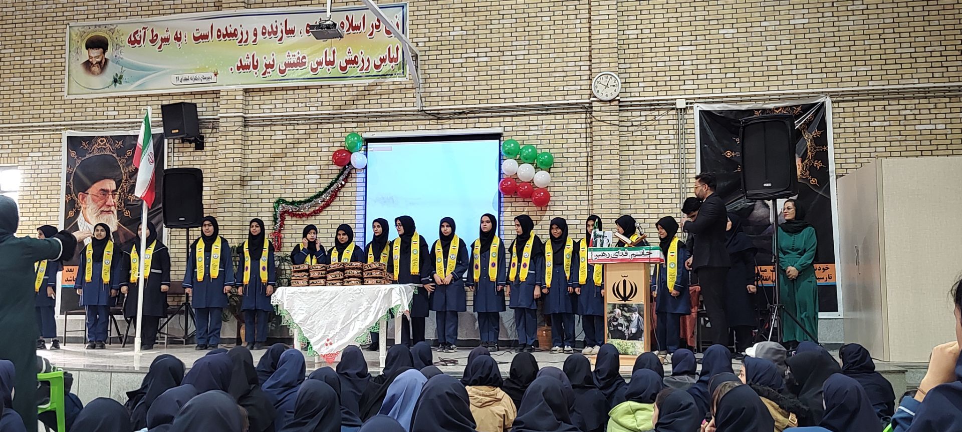 تقدیر از دانش آموزان برتر آموزشی  آموزشگاه دخترانه شهدای ۳۸ 