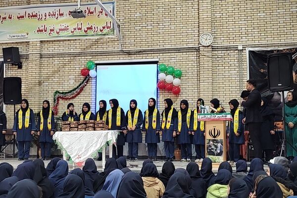 تقدیر از دانش آموزان برتر آموزشی  آموزشگاه دخترانه شهدای ۳۸ 
