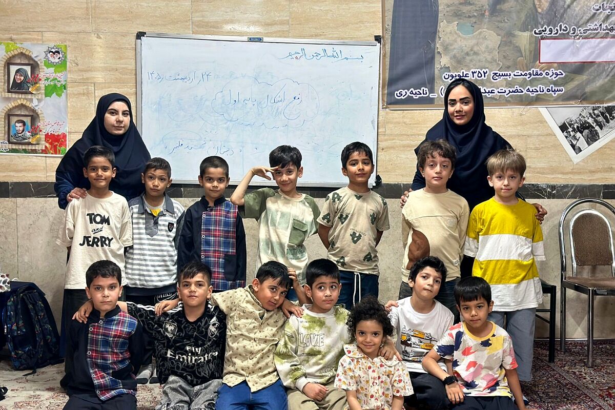 حضور دانش‌آموزان دبستان شهید قلنبر ناحیه دو شهرری در کلاس‌های رفع اشکال 