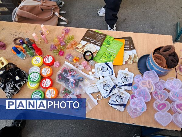 بازارچه دست‌ساخته‌های دانش‌آموزی در دبیرستان بهار آزادی قائمشهر