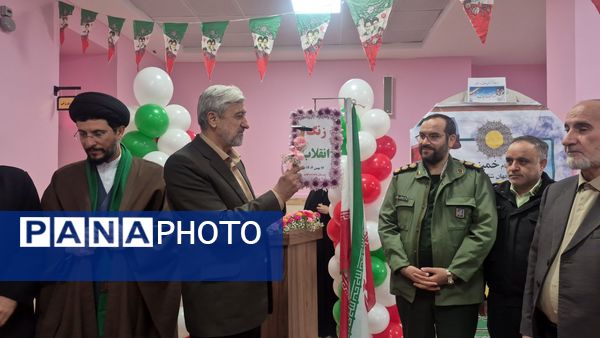 نواختن زنگ انقلاب و گرامیداشت دهه فجر انقلاب اسلامی در دبیرستان شاهد بنت الهدی تویسرکان