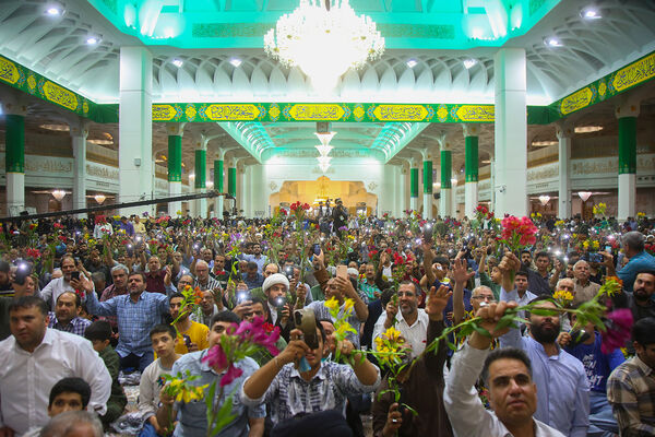 گل آرایی ضریح مطهر حضرت معصومه(س) به مناسبت روز دختر
