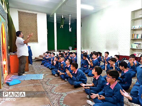 جشن آغاز سال تحصیلی و «روز پرچم» در مدرسه معراج منطقه ۱۰ تهران