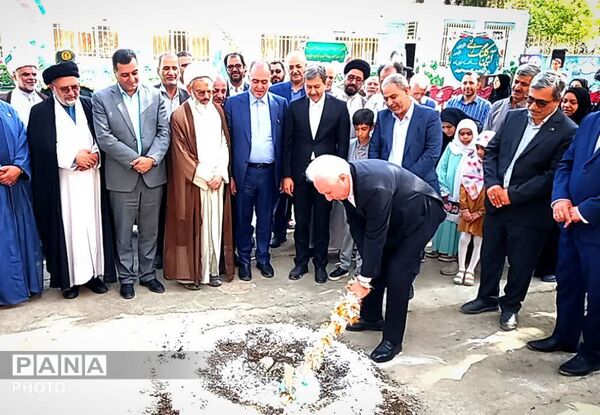 آیین کلنگ‌زنی مدرسه ۹ کلاسه انقلاب اسلامی فلاورجان