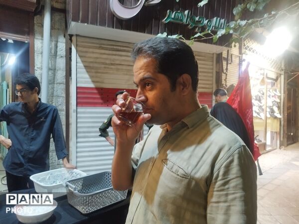 چایخانه حوزه علمیه گلشن برپا شد؛ جرعه‌ای علم و اخلاص به نیت شهدا