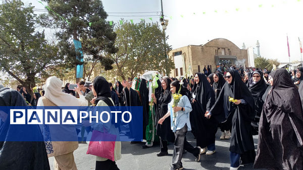 عشق و ارادت زائران حضرت معصومه(س) در قالب کاروان نمادین ورود ایشان به قم