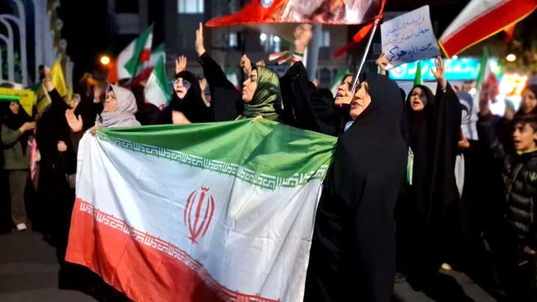 هفتاد و چهارمین شب تجلی عشق به ایران در آغوش ولایتمداران