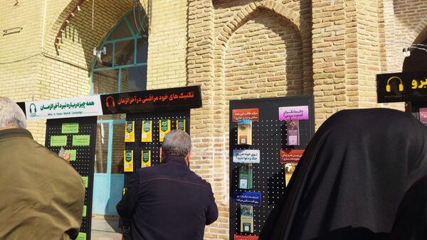 گذری بر غرفه موسسه منتظران ظهور  در نماز جمعه این هفته نیشابور 