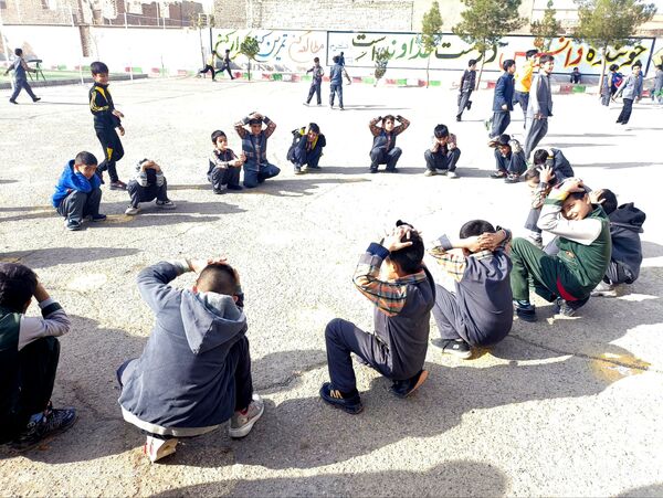 مانور زلزله در دبستان شهید پسندیده فدافن  