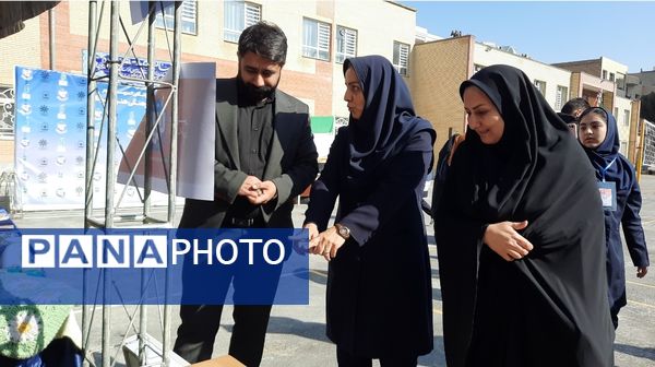 اولین نمایشگاه ماها در دبیرستان فرزانگان ۲ دوره دوم ناحیه ۷ مشهد