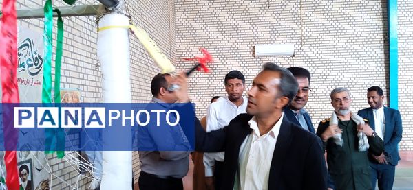 نواختن زنگ مهر و ایثار در مدارس جزیره هرمز 